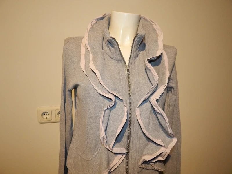 Marccain vest grote voilants voorkant lichte roze bies N4 40, Maat 38/40 (M), Verzenden, Grijs, Gedragen