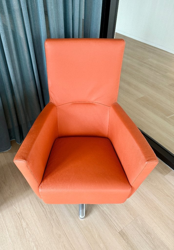 Oranje lederen draai-fauteuil, Ophalen, Gebruikt, Modern, 50 tot 75 cm
