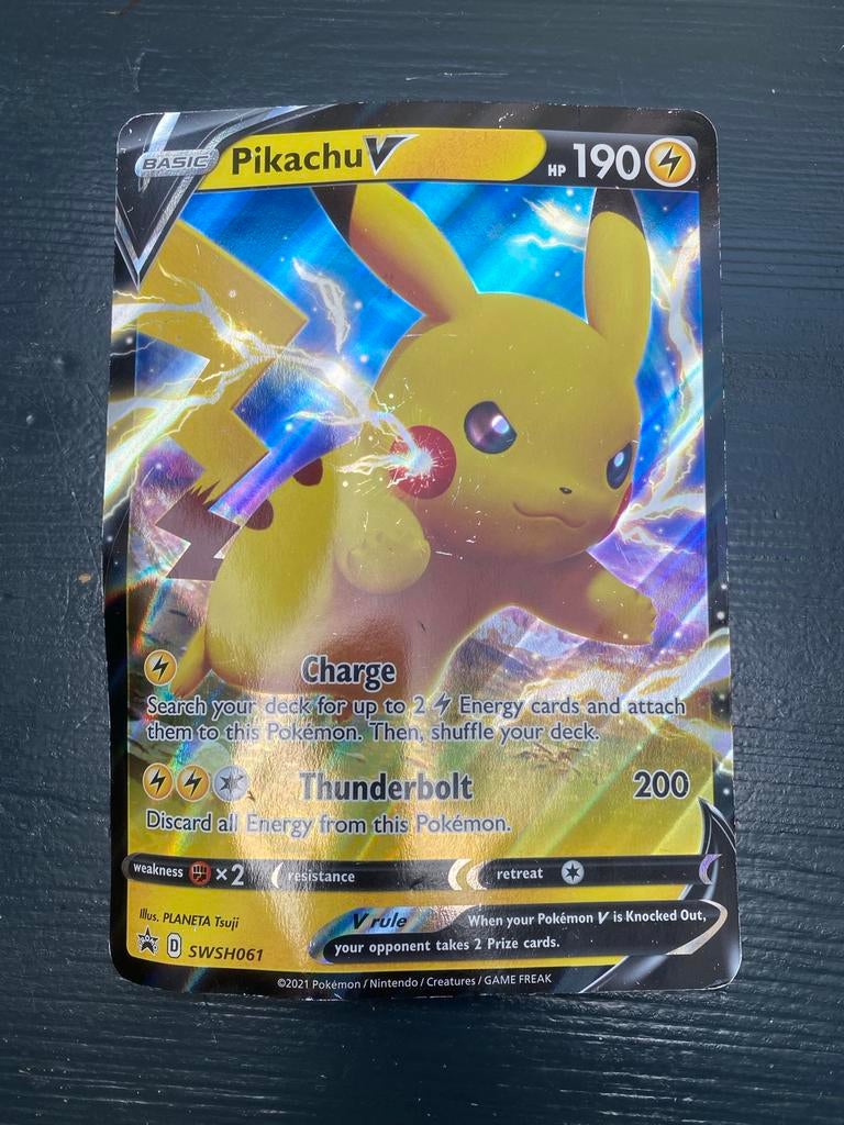 Grote Pikachu V Pokémon Kaart - SWSH061, Ophalen of Verzenden, Gebruikt, Losse kaart, Foil
