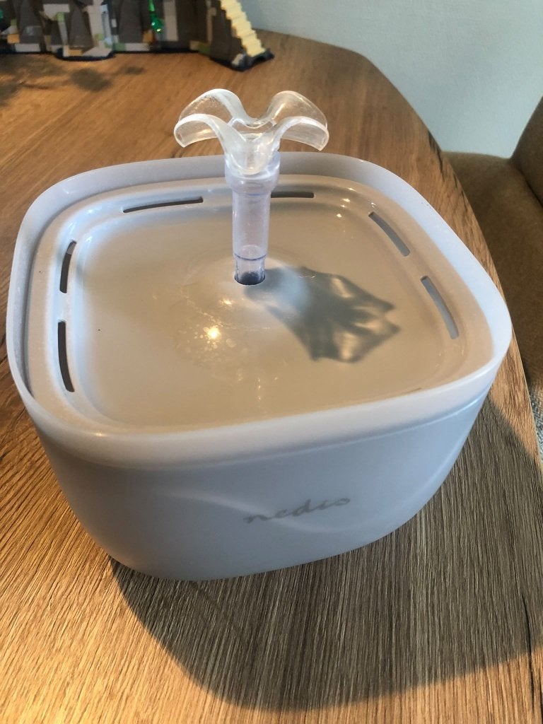 drinkfontein voor kat en hond merk nedis, Ophalen of Verzenden, Zo goed als nieuw