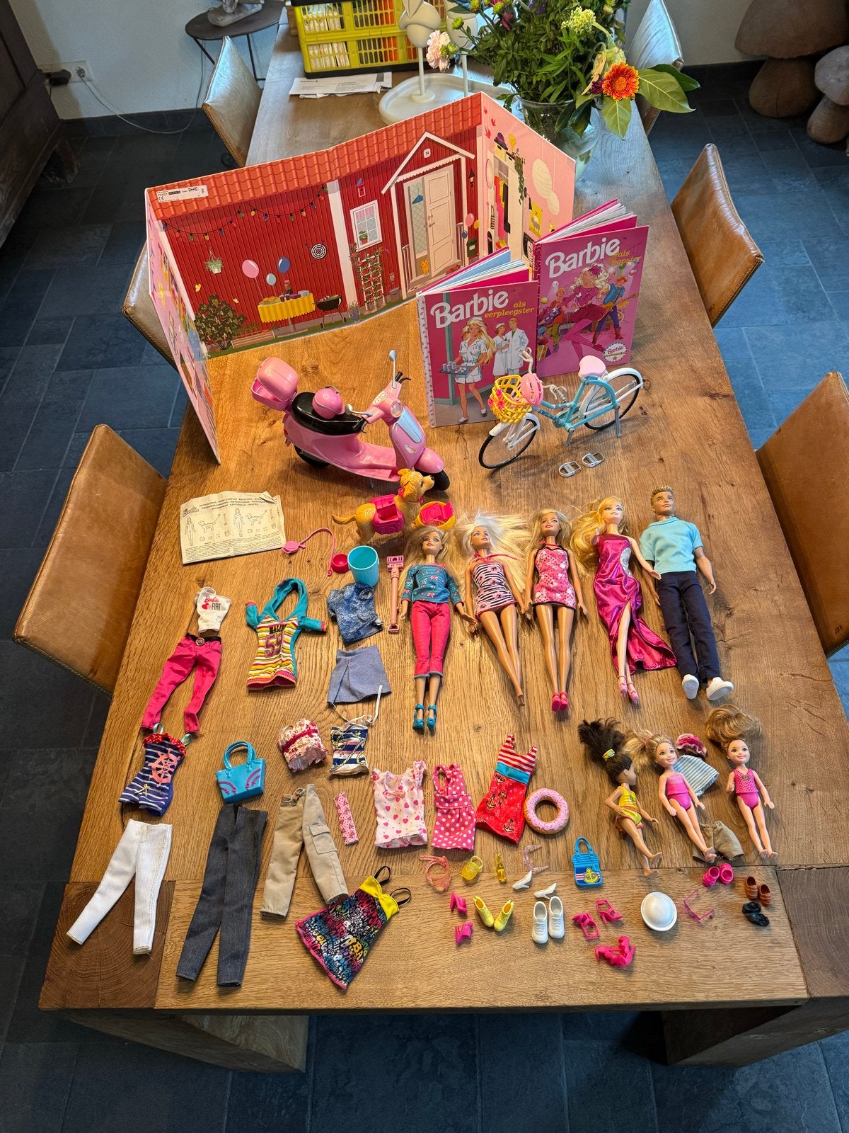 Grote Barbie set met poppen, kleding, scooter en meer!, Ophalen of Verzenden, Gebruikt, Barbie