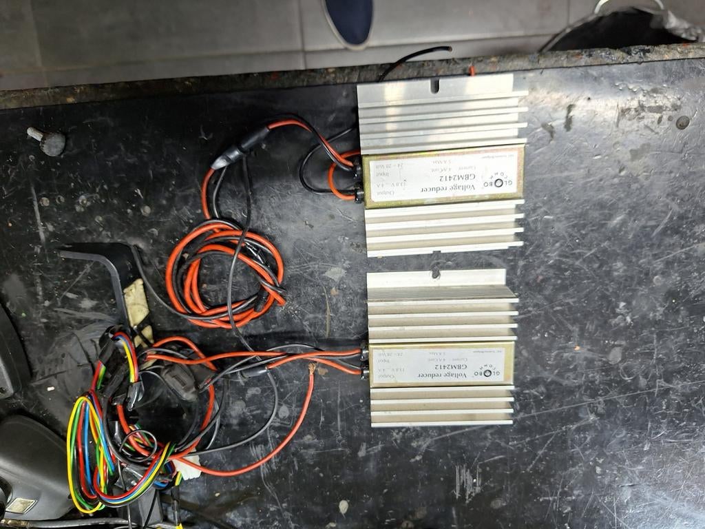 2x Globo Comm GBM2412 Voltage Reducer 24V naar 13.8V 5A, Ophalen of Verzenden