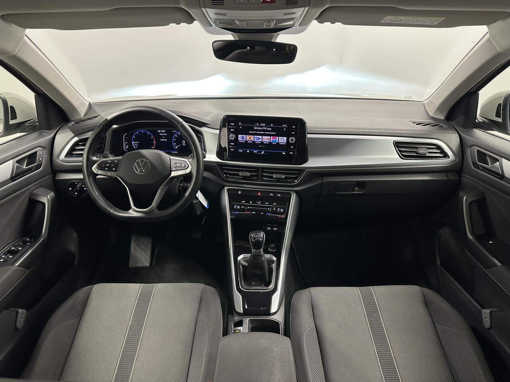 Volkswagen T-Roc 1.0 TSI Life Business CAMERA CARPLAY NAVI A, Voorwielaandrijving, Stof, Gebruikt, Euro 6