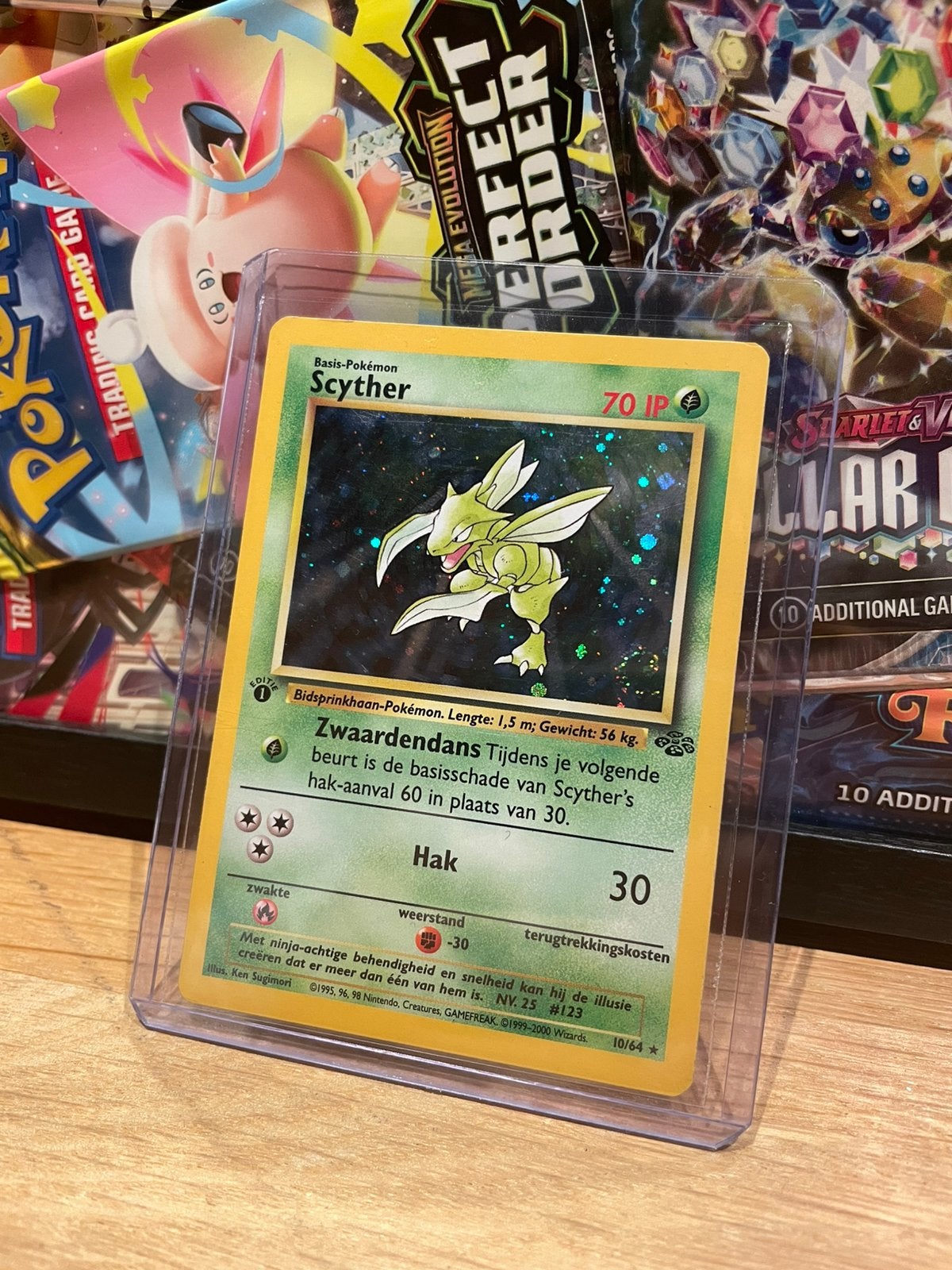 First Edition Scyther 10 Pokémon Kaart Holofoil NL Mint, Ophalen of Verzenden, Zo goed als nieuw, Losse kaart, Foil