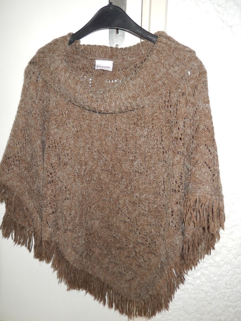 2x cape poncho omslag 1x Biaggini ajour franje lichtbruin nw, Biaggini, Ophalen of Verzenden, Nieuw, Pashmina