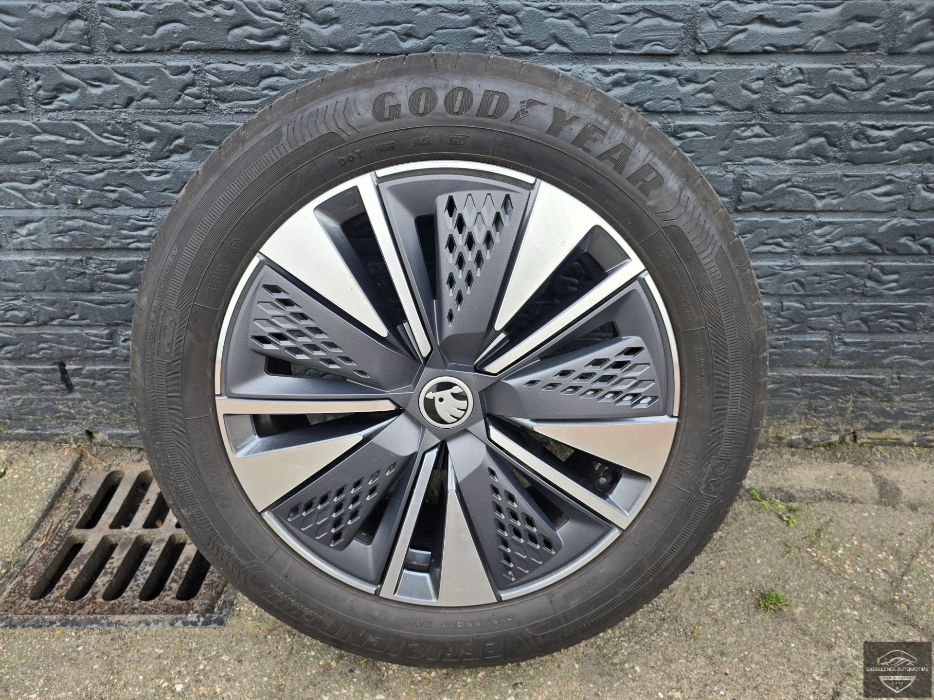Skoda Karoq Facelift 24+ 17 Inch Velg + Band 57A601025 Origi, Band(en), Skoda Auto a.s., Gebruikt, Infoline@skoda-auto.cz