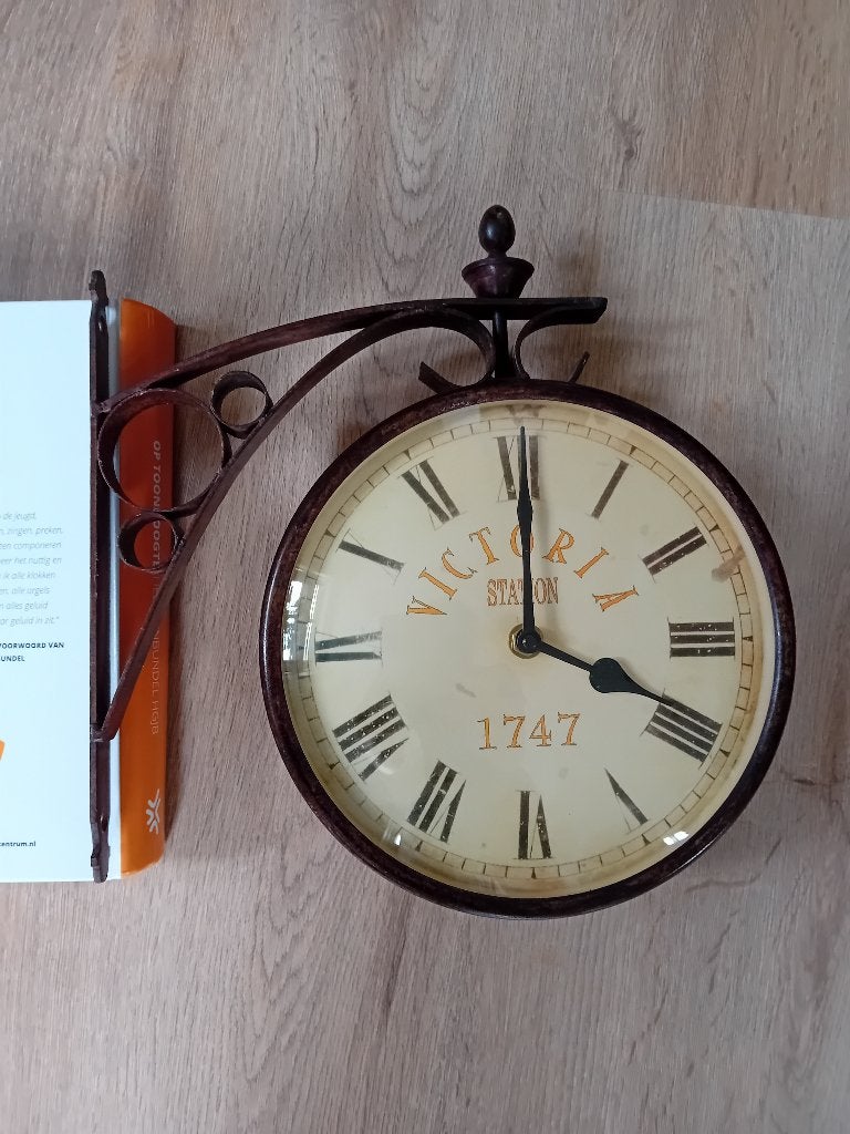 Leuke stationsklok vintage style, Ophalen of Verzenden, Gebruikt, Analoog, Wandklok