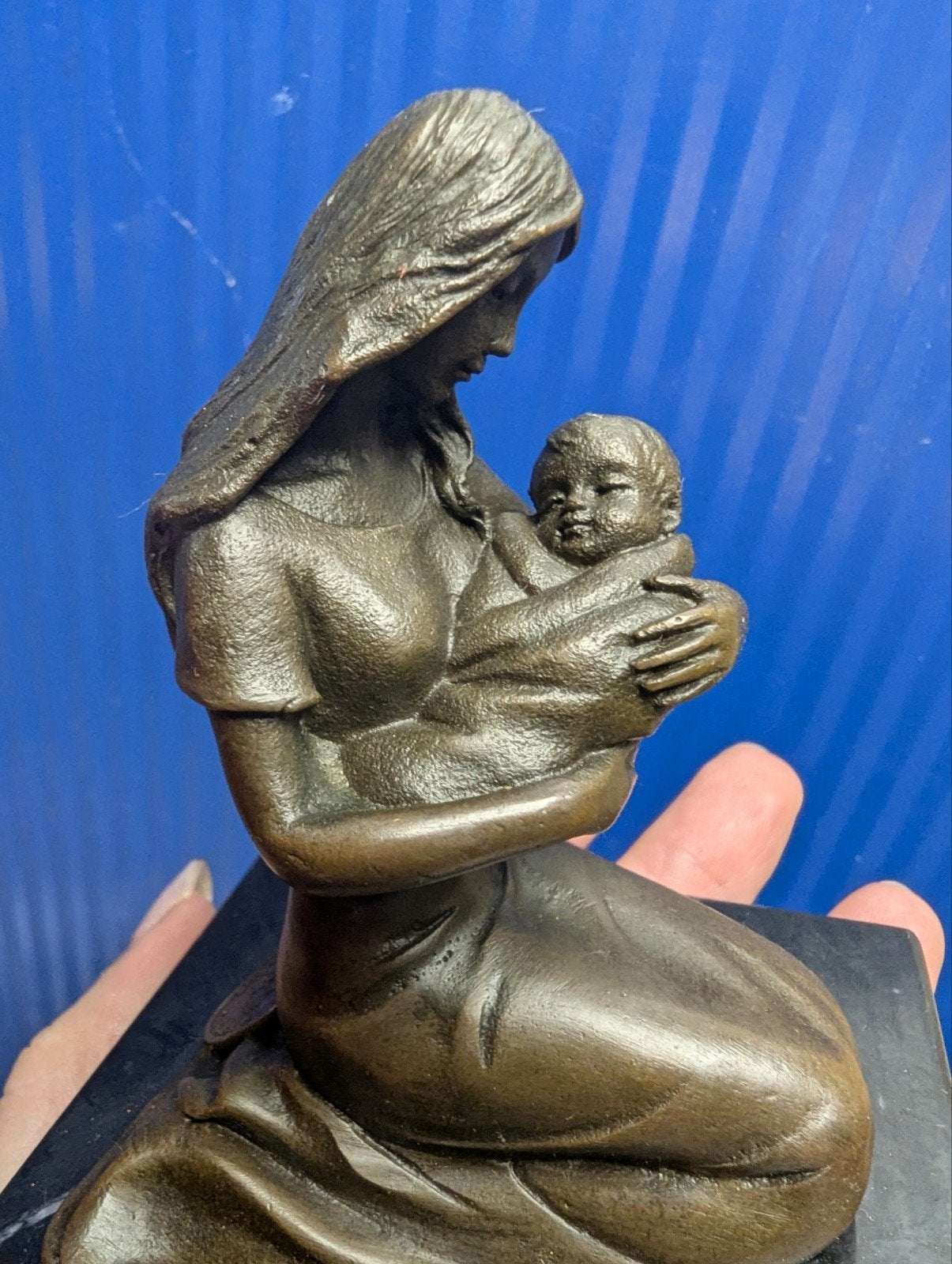 Bronzen beeldje 'Moeder en Kind' op marmeren sokkel, naar, Groep mensen, Minder dan 20 cm, Ophalen of Verzenden, Brons