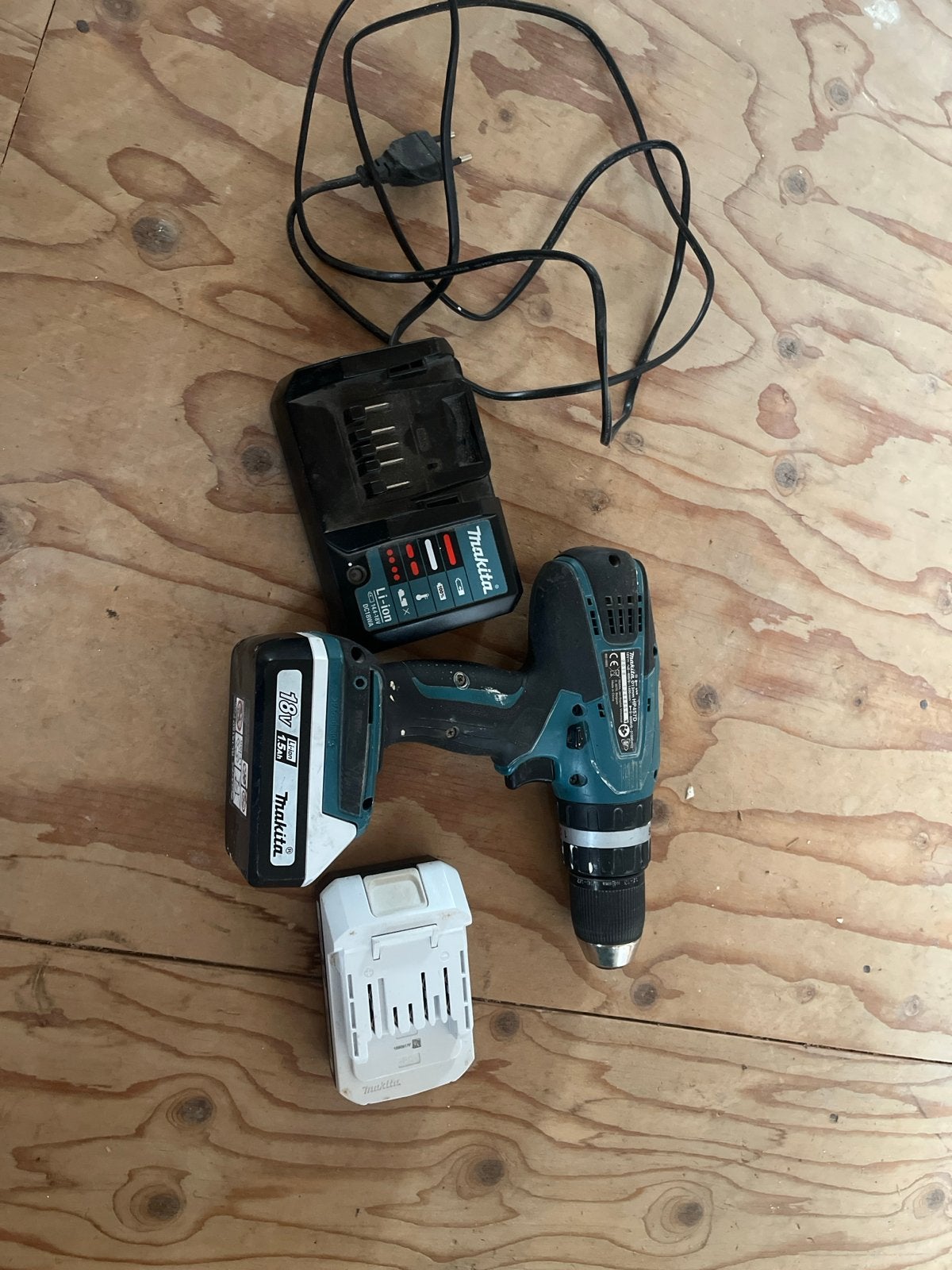 Makita Boor-/Schroefmachine met Accu en Oplader, Doe-het-zelf en Verbouw, Ophalen, Gebruikt, 600 watt of meer, Boor- en Schroefmachine