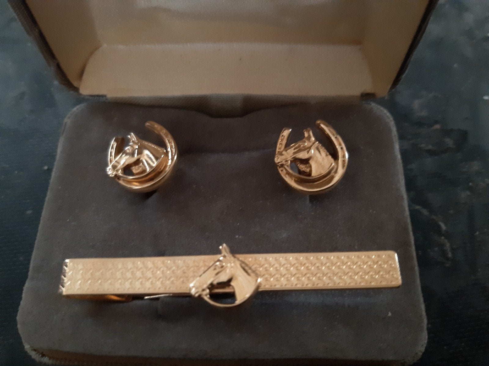 Gouden Manchetknopen en Dasspeld met Paardenmotief, Ophalen of Verzenden, Zo goed als nieuw, Overige materialen, Verguld