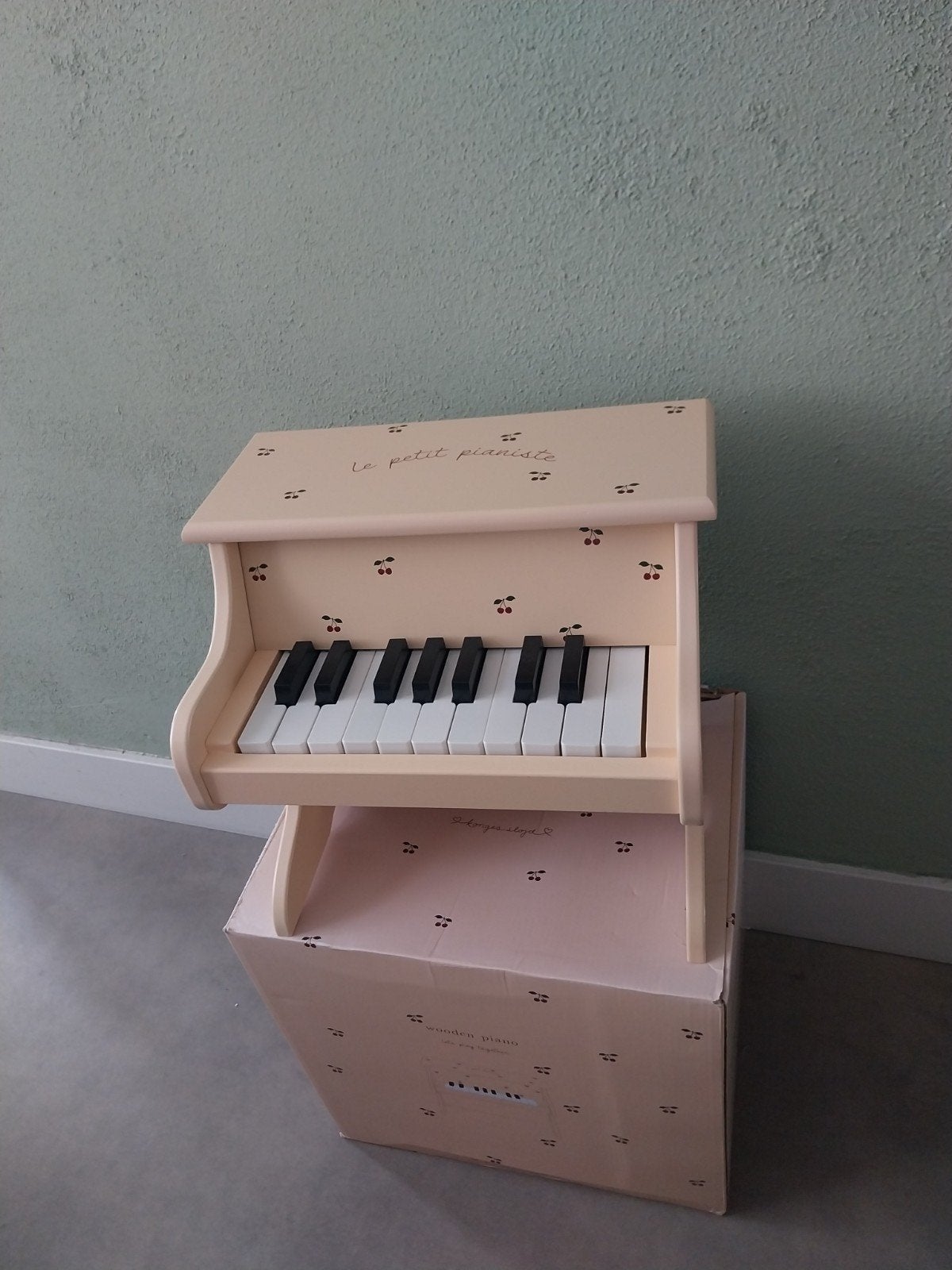 Konges Sløjd piano cherry, Ophalen, Nieuw