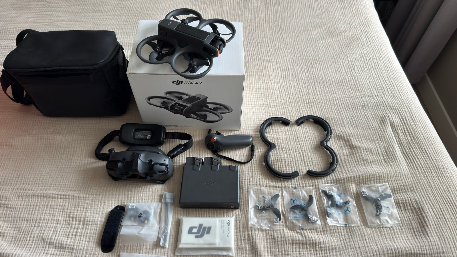 DJI Avata 2 Fly More Combo met Goggles 3 en RC Motion 3, 250 tot 900 gram, Cameradrone, 5 tot 10 kilometer, Zo goed als nieuw