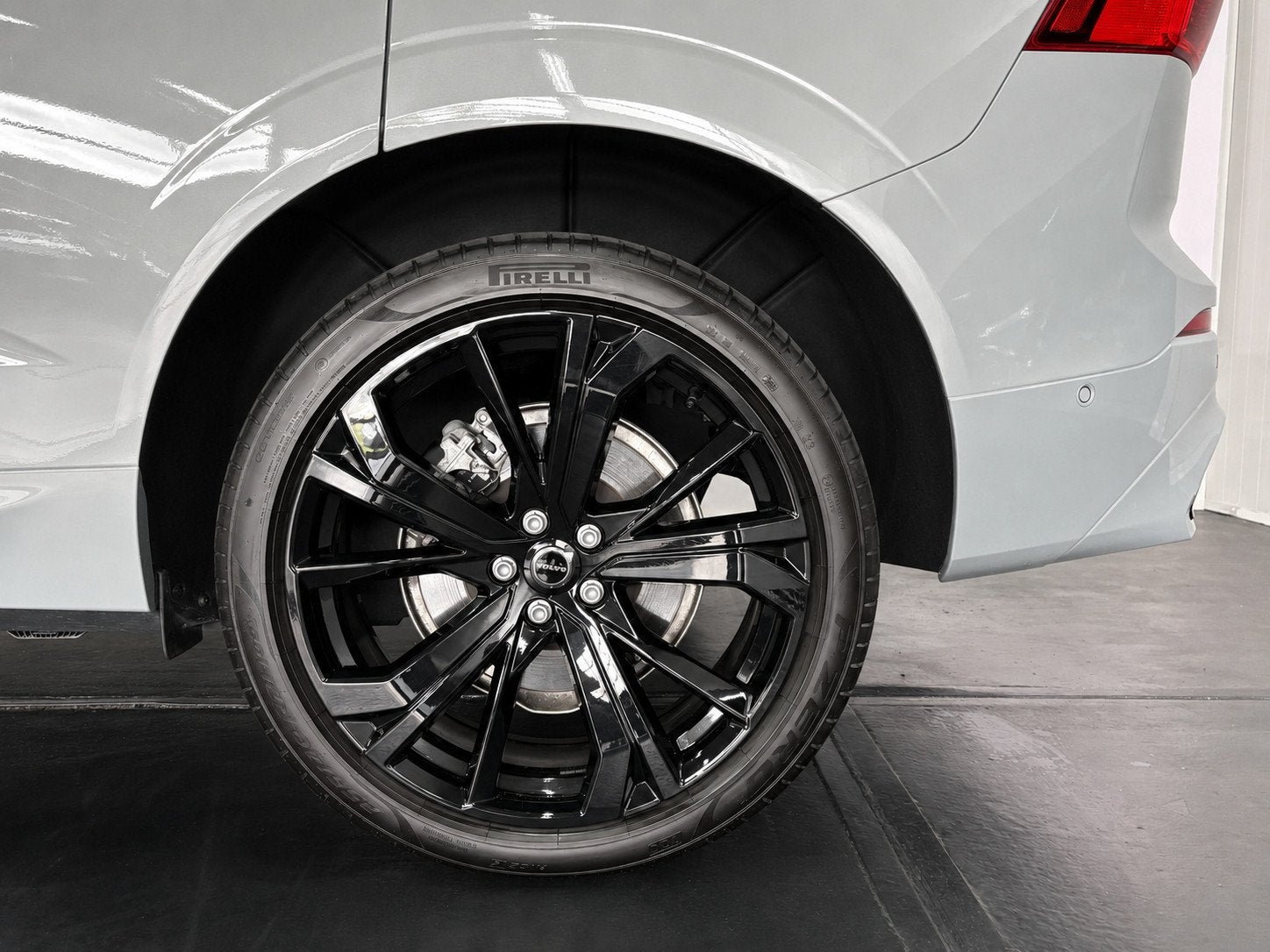 Volvo XC60 T8 Plug-in AWD Black Edition Facelift Pano 455Pk, Auto's, Automaat, Dealer onderhouden, Gebruikt, Zwart