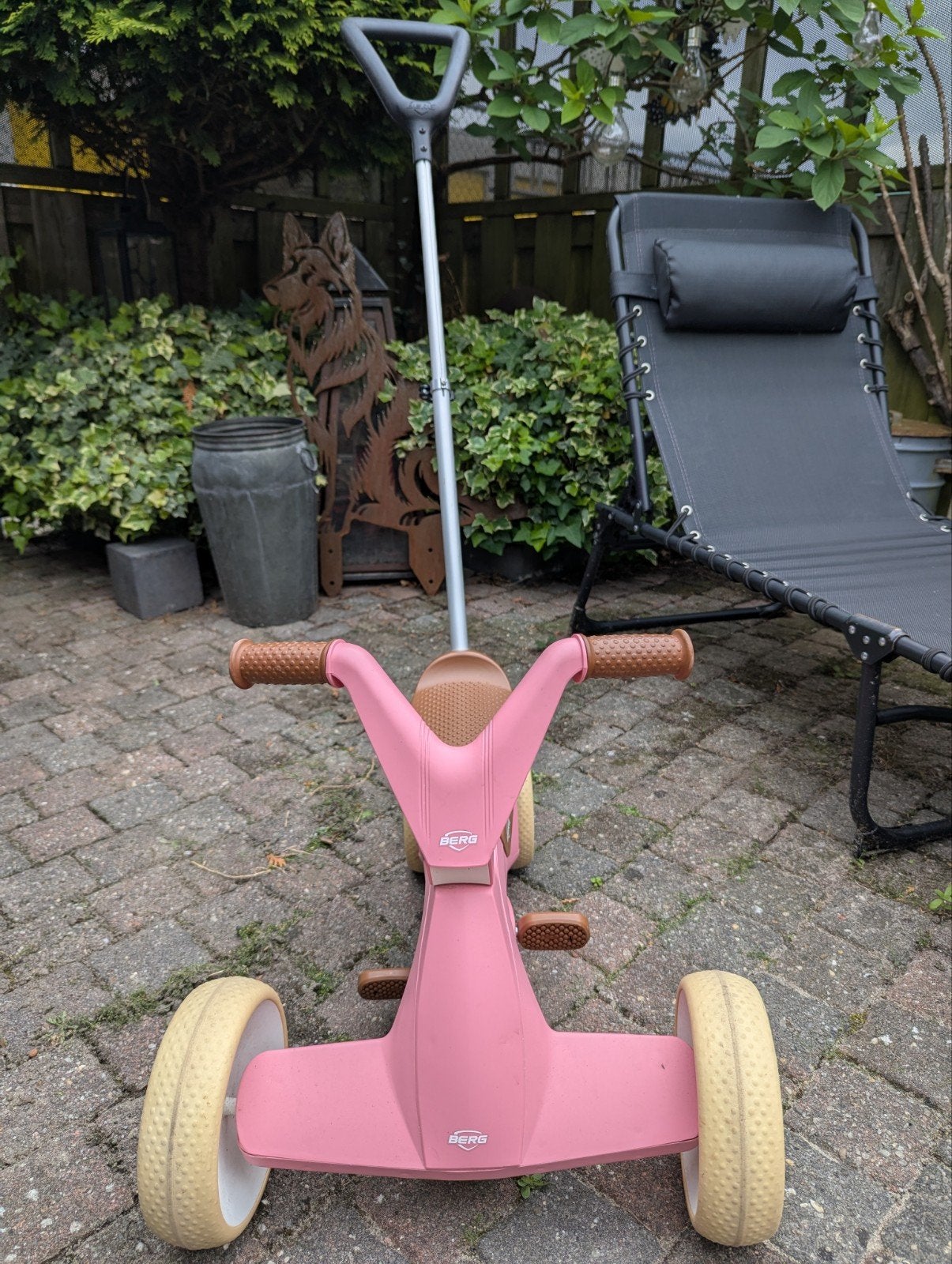 BERG GO2 retro loopauto roze met pendalen en push handle, Ophalen