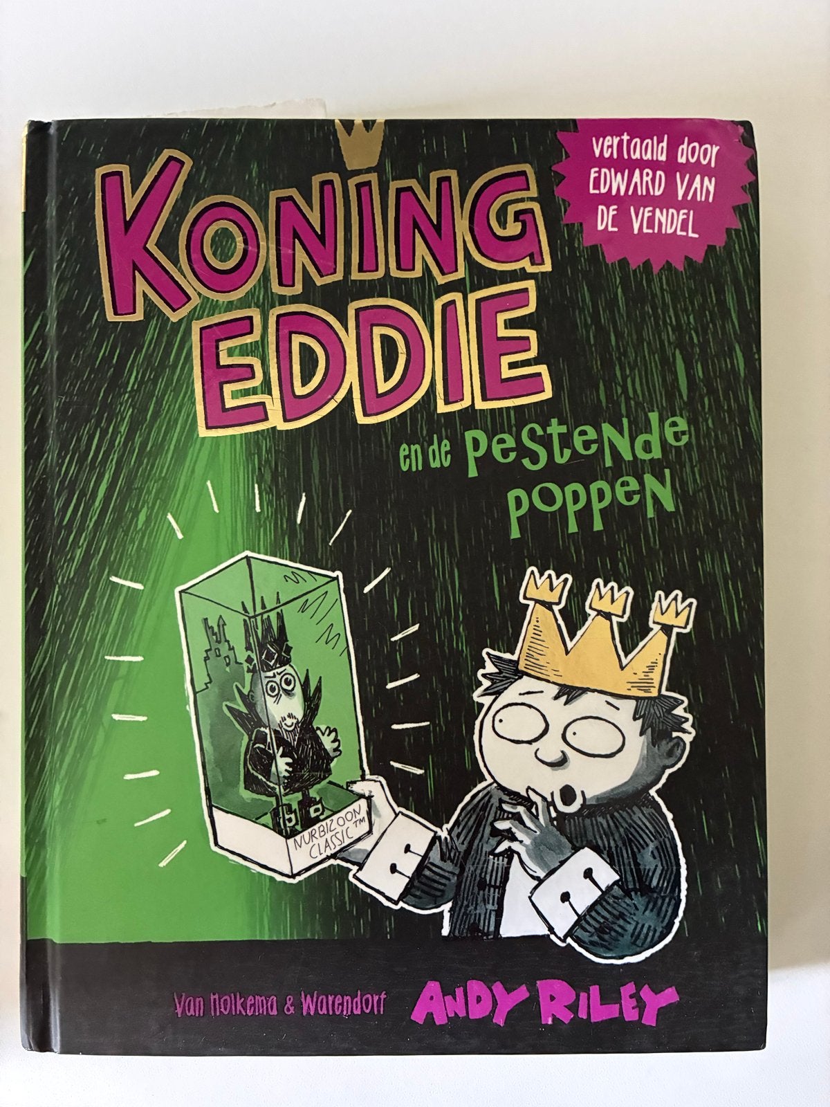 Koning Eddie en de Pestende Poppen - Andy Riley, Boeken, Ophalen of Verzenden, Zo goed als nieuw, Fictie algemeen