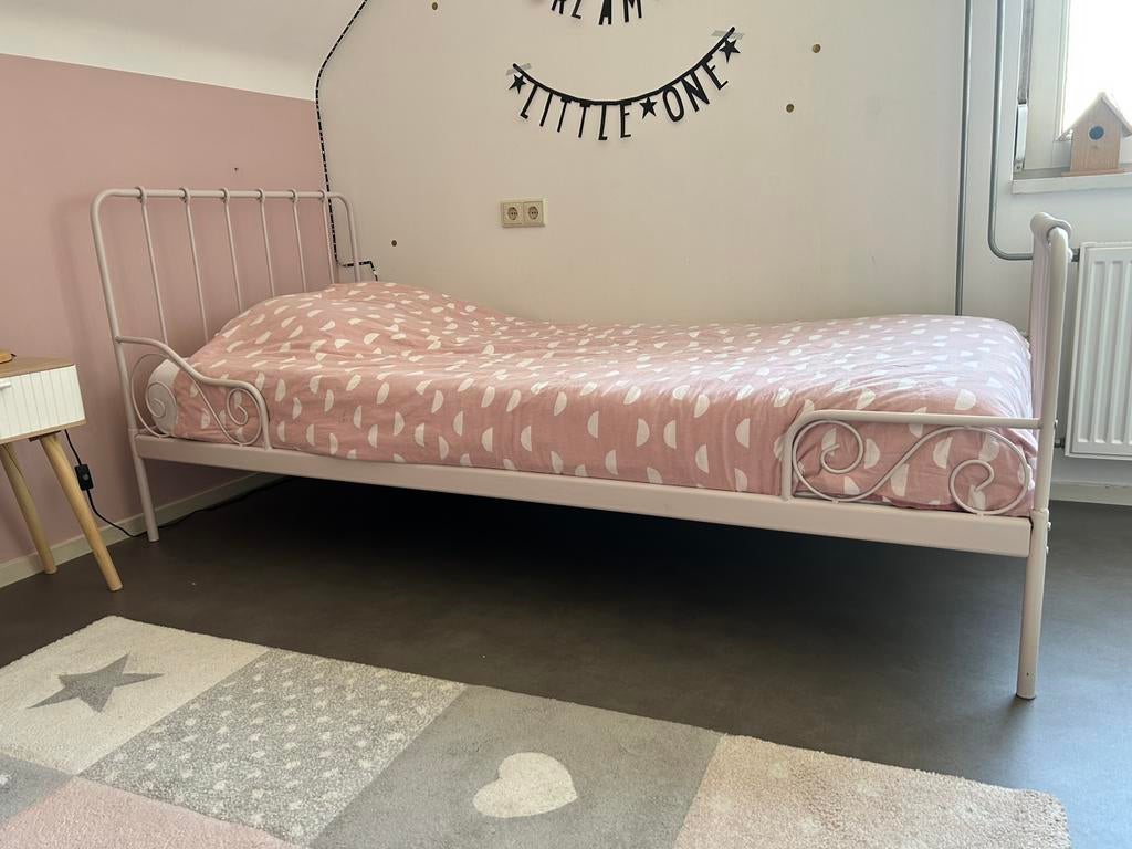 Meisjes bed Vipack Alice Metal Bed Roze 90 x 200 cm, Ophalen, 85 tot 100 cm, Zo goed als nieuw, Lattenbodem