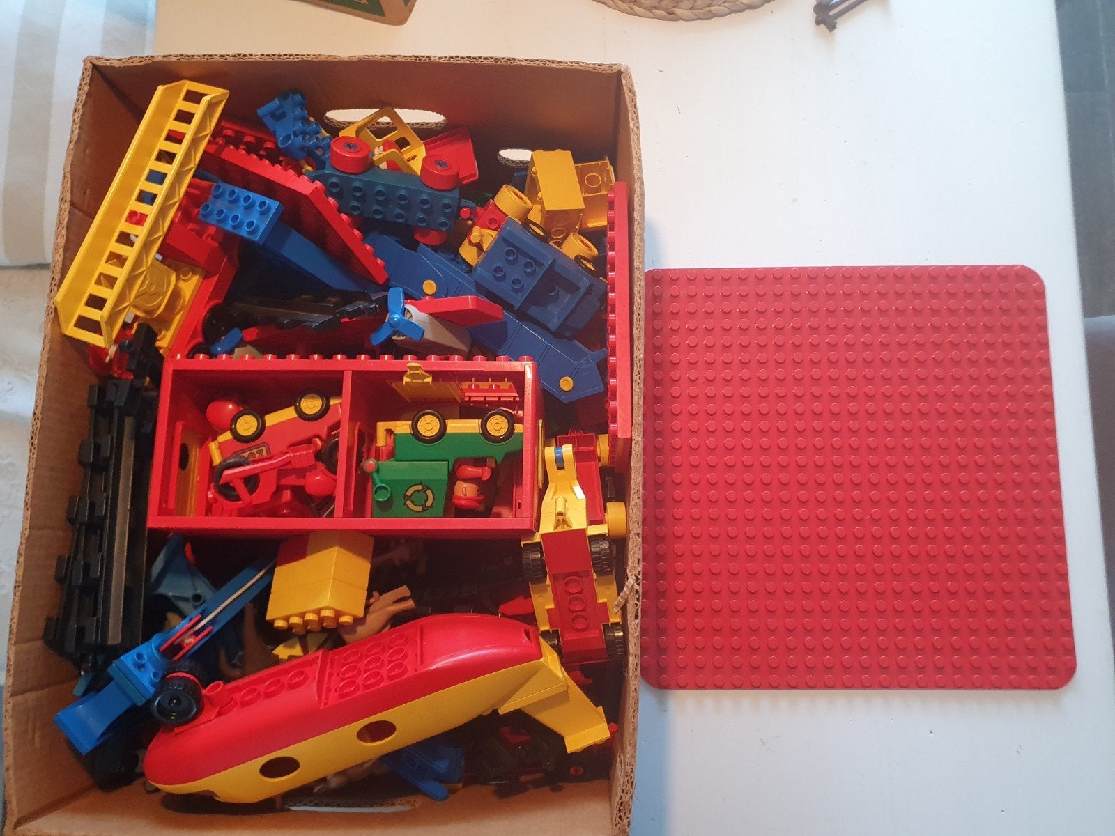 Grote doos met diverse Lego Duplo bouwstenen en grondplaat, Ophalen of Verzenden, Gebruikt, Losse stenen, Duplo
