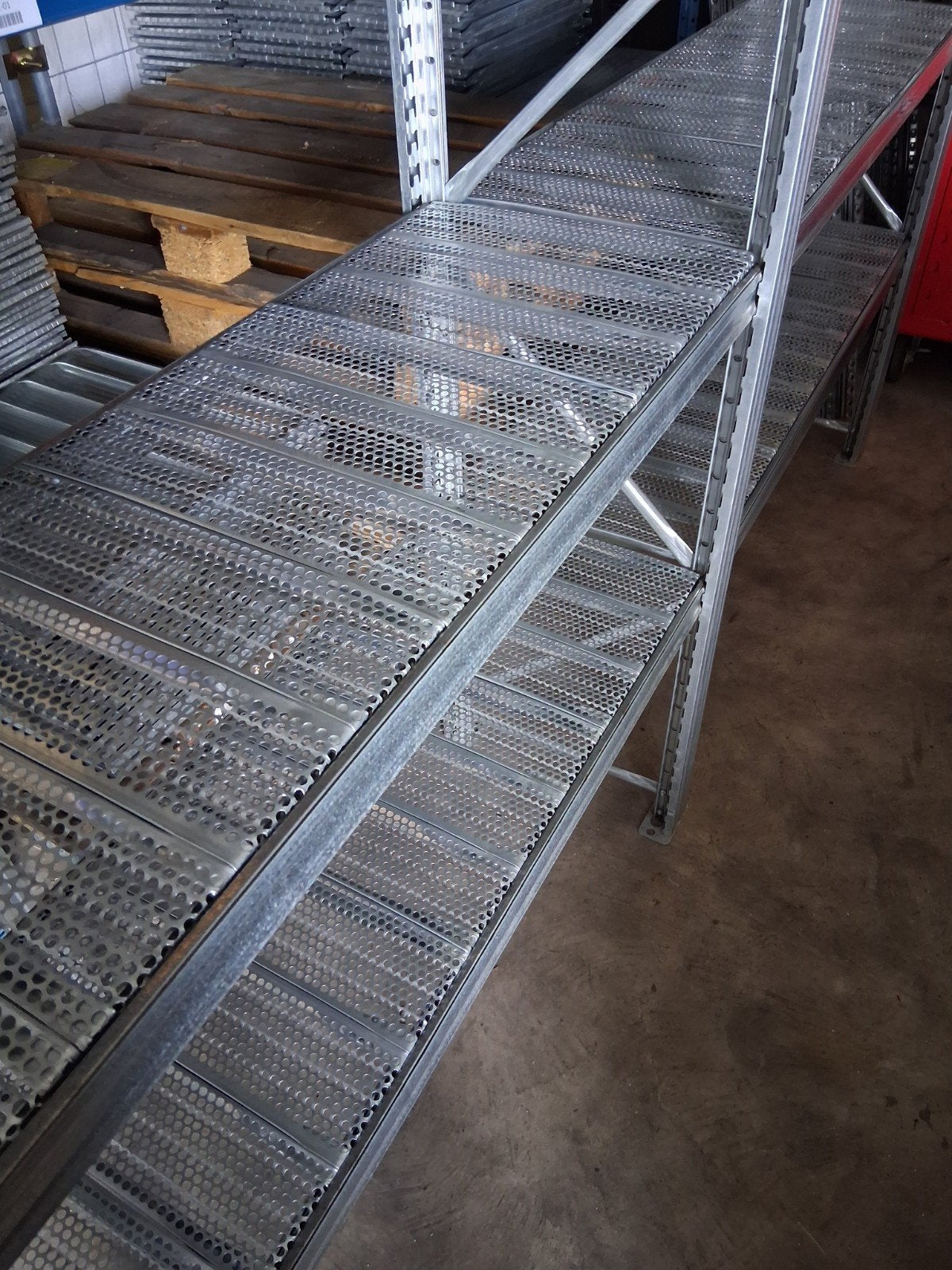 stelling kasten metalsistem en draagarmstelling, Ophalen