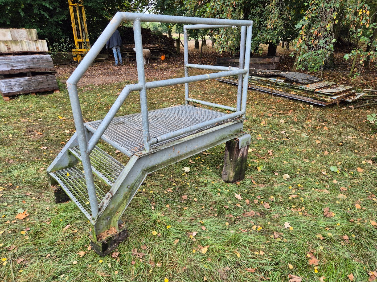 Robuuste metalen trap met platform en leuningen, Ophalen, Gebruikt, Trap, Minder dan 2 meter