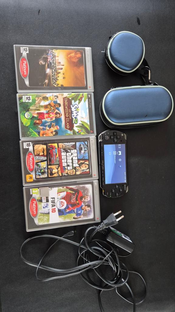 PSP 2000 met nieuwe batterij, oplader en 4 spellen, Spelcomputers en Games, Spelcomputers | Sony PSP, Zwart, Ophalen of Verzenden