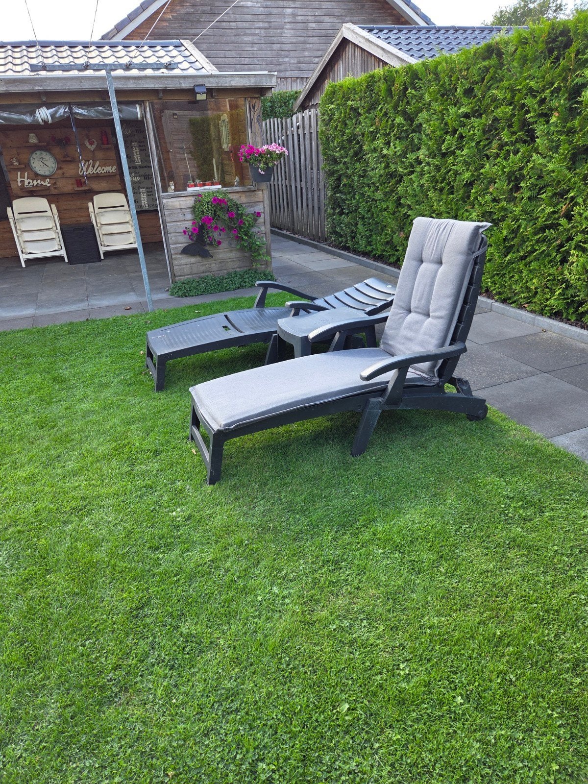 2 Verstelbare ligstoelen met kussens en tafeltje, Ophalen, Gebruikt, Kunststof
