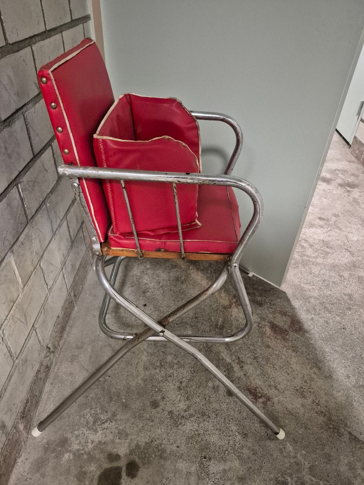 Vintage rode kinderstoel - opknapper, Kinderen en Baby's, Kinderstoelen, Ophalen of Verzenden, Gebruikt, Overige typen