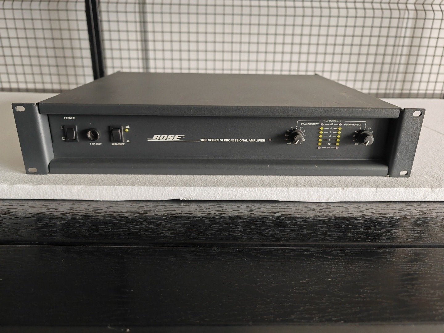 Bose 1800 Series VI Professionele Versterker, Overige merken, Gebruikt, Ophalen of Verzenden, 120 watt of meer