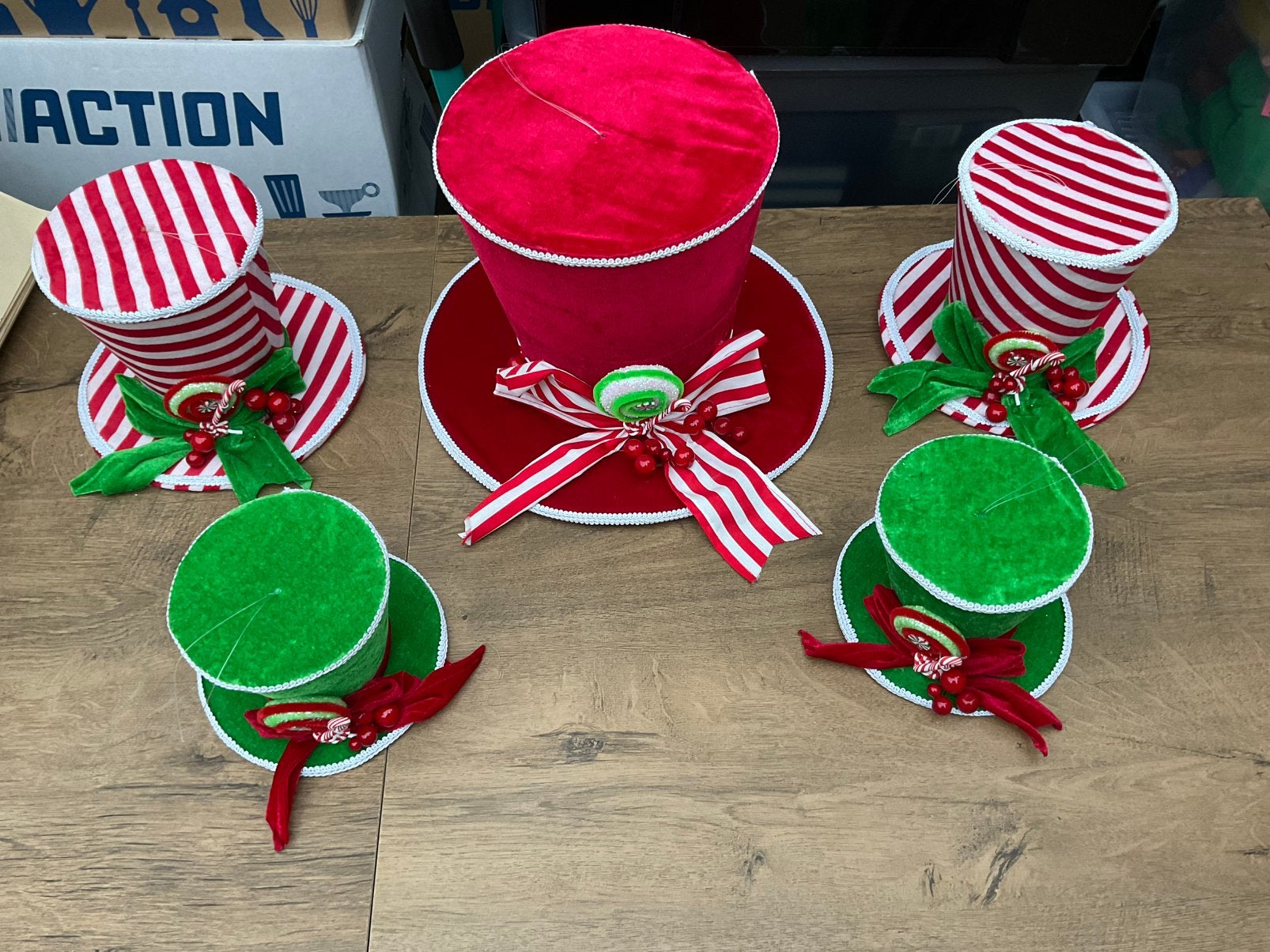 5 nieuwe zgan fluwelen kerst hoeden decoratie.ALLEEN OPHALEN, Ophalen, Nieuw