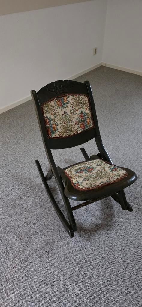 Antieke schommelstoel met bloemenpatroon, Ophalen