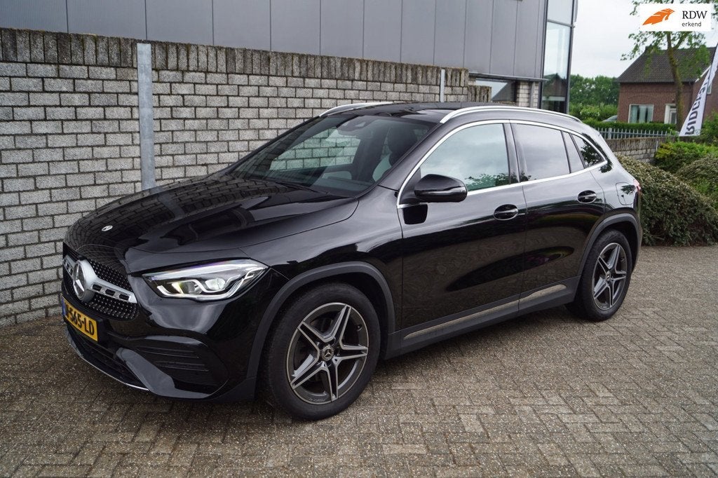 Mercedes-Benz GLA-klasse 250 4MATIC AMG Line Autom Panodak L, Auto's, Mercedes-Benz, Gebruikt, 4 cilinders, 2000 kg, Zwart