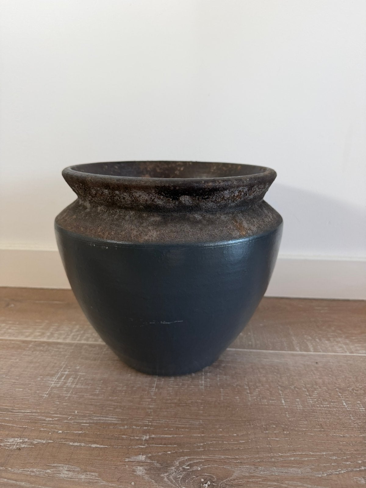 Rustieke zwarte bloempot / plantenpot – keramiek Ø ca. 22 cm, Tuin en Terras, Bloempotten, Rond, Ophalen of Verzenden, Zo goed als nieuw