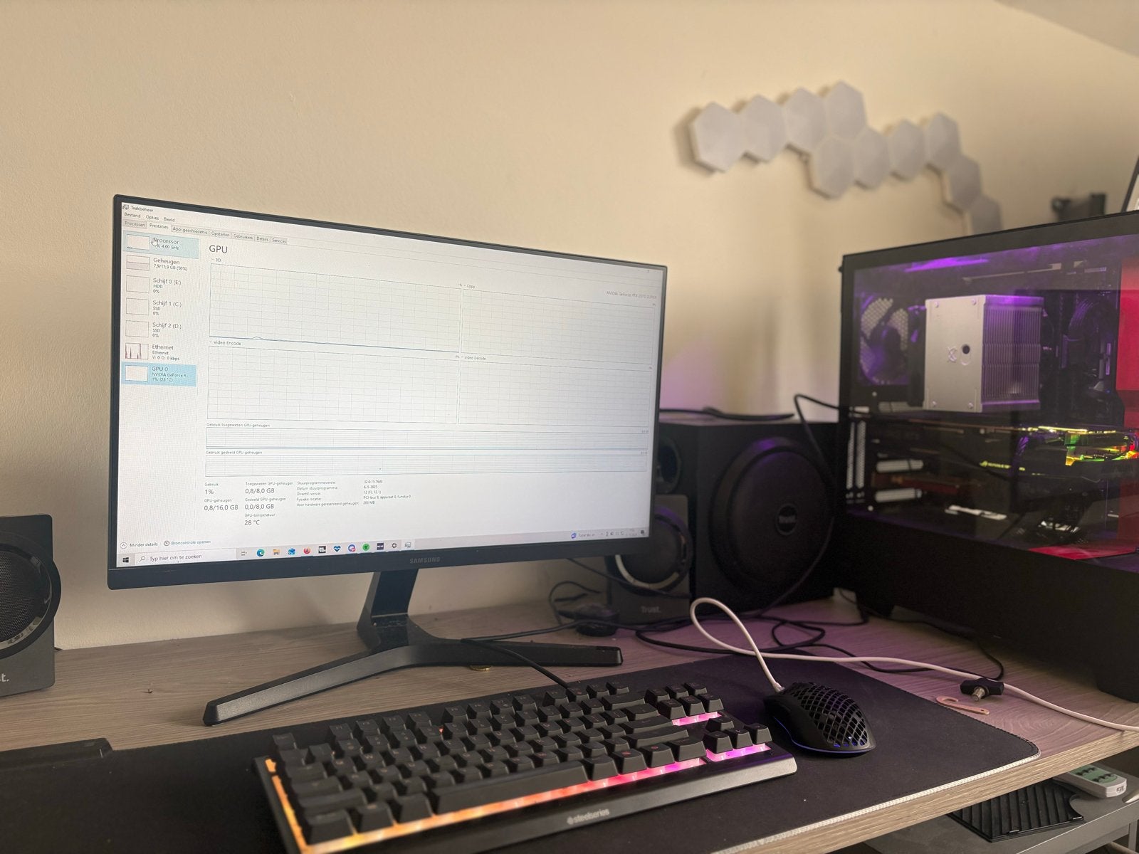 Foto 4 van PC (Game pc) met monitor en en toetsenbord en muis