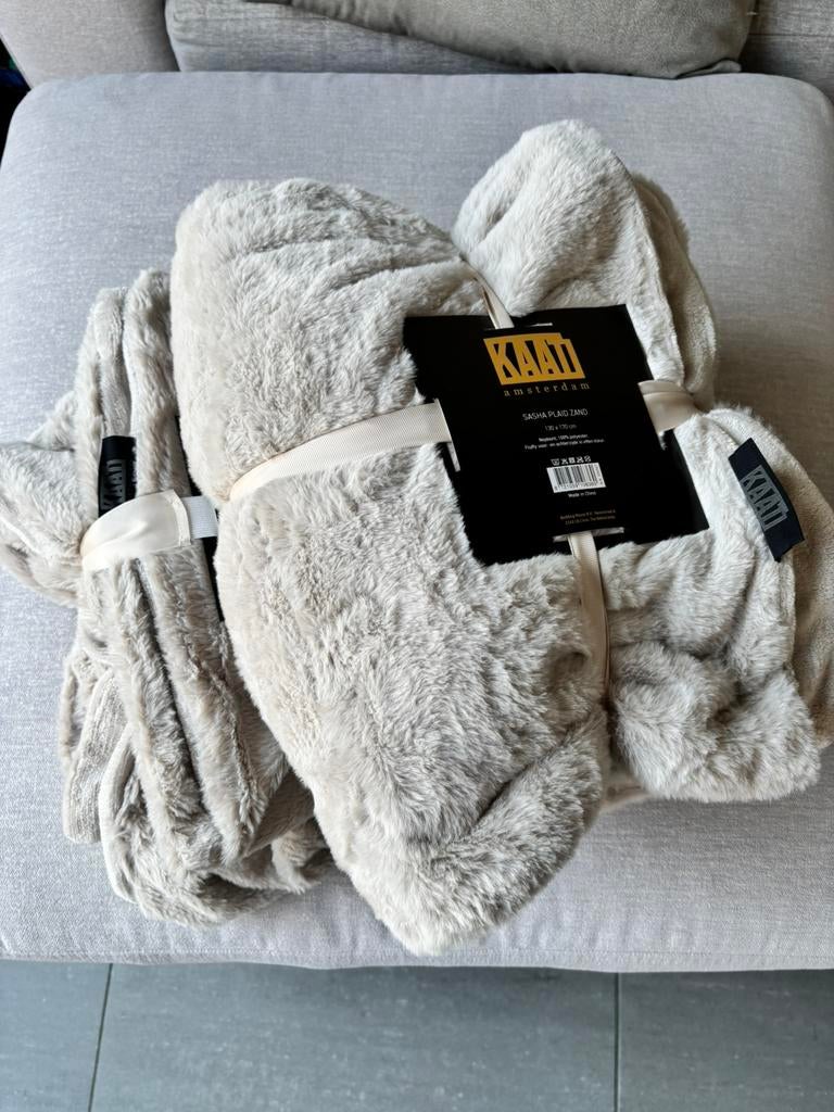 2 Fluffy bont plaid sasha KAAT amsterdam zand 130x170 nieuw, Huis en Inrichting, Woonaccessoires | Plaids en Woondekens, Ophalen of Verzenden