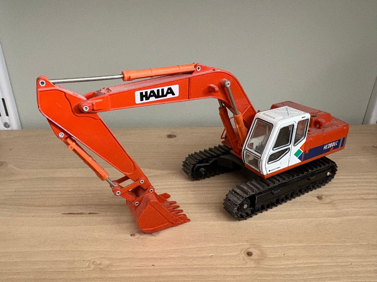 Halla HE280LC Graafmachine Model 1:42, Hobby en Vrije tijd, Modelauto's | 1:43, Ophalen of Verzenden, Gebruikt, Tractor of Landbouw