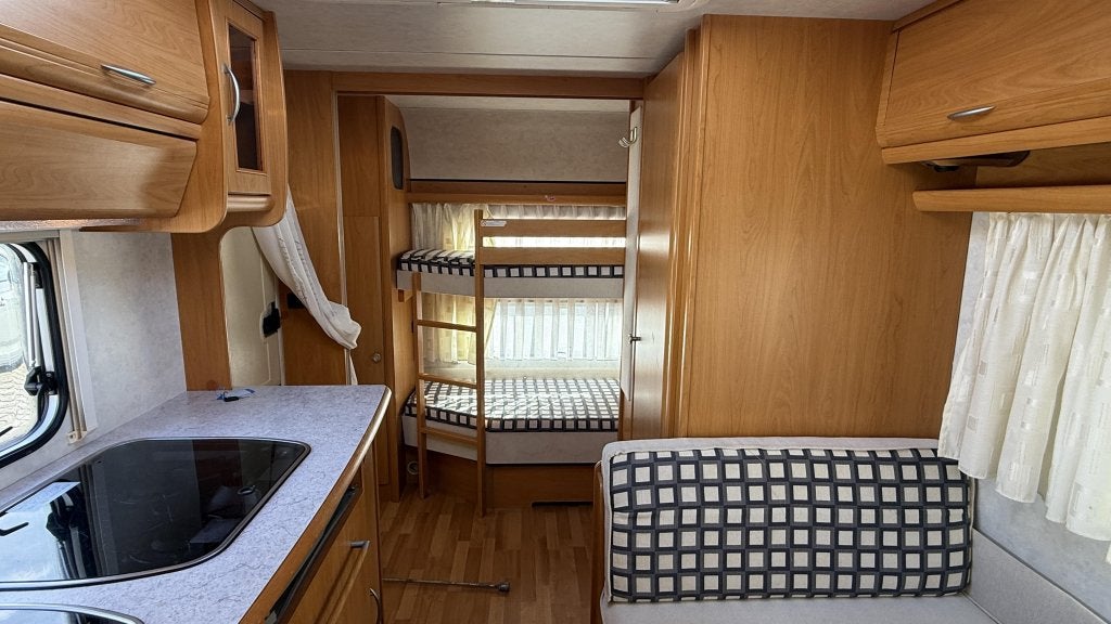 Wilk Stern 490 TKM bouwjaar 2002 met voortent, Caravans en Kamperen, Bedrijf, Treinzit, 4 tot 5 meter, Serviceluik