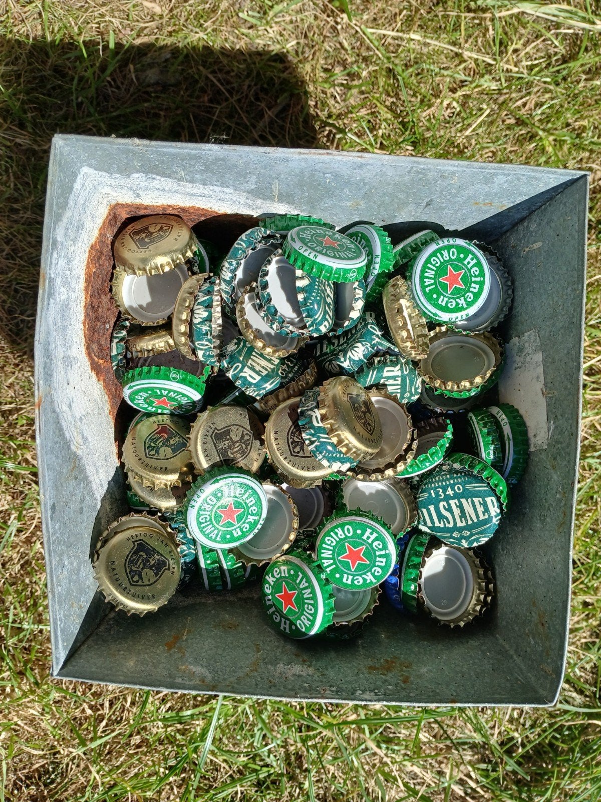 Bak vol bierdoppen, vooral Heineken, Amstel en Brand, Ophalen