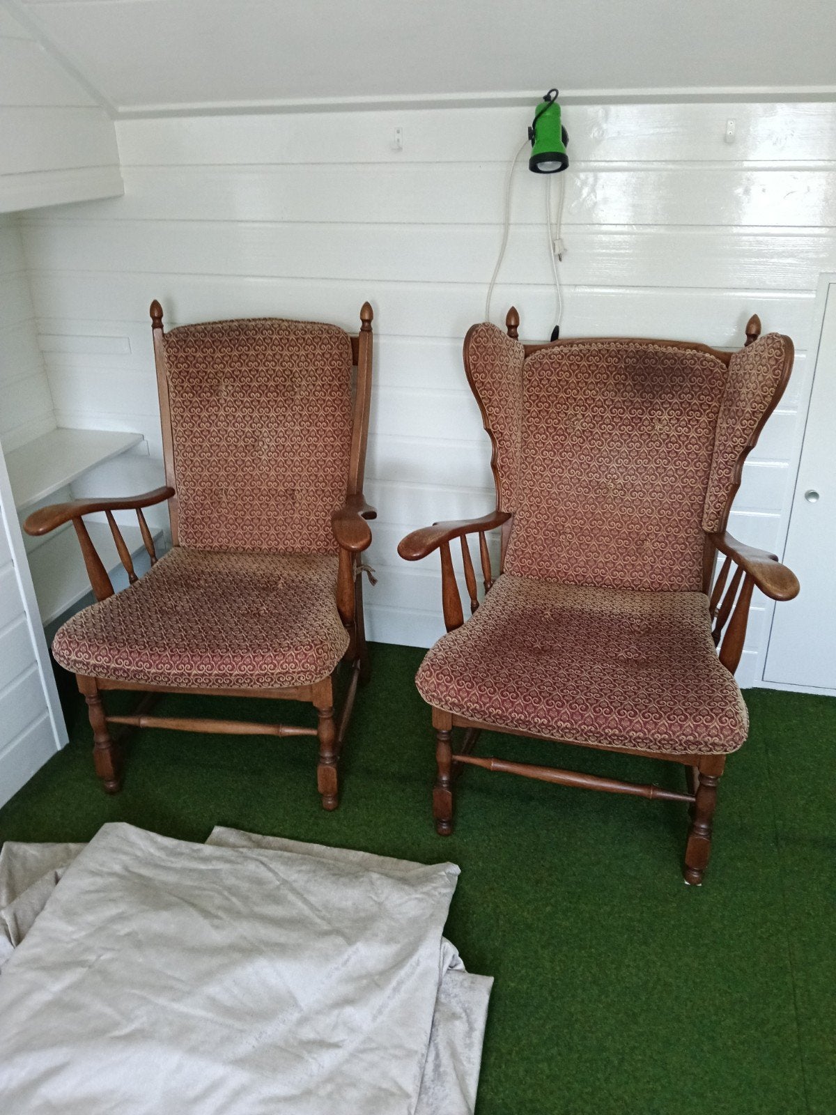 Twee klassieke fauteuils met houten frame, Ophalen