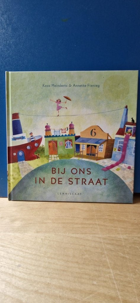 Bij ons in de straat, Ophalen of Verzenden, Zo goed als nieuw, Jongen of Meisje, Fictie algemeen