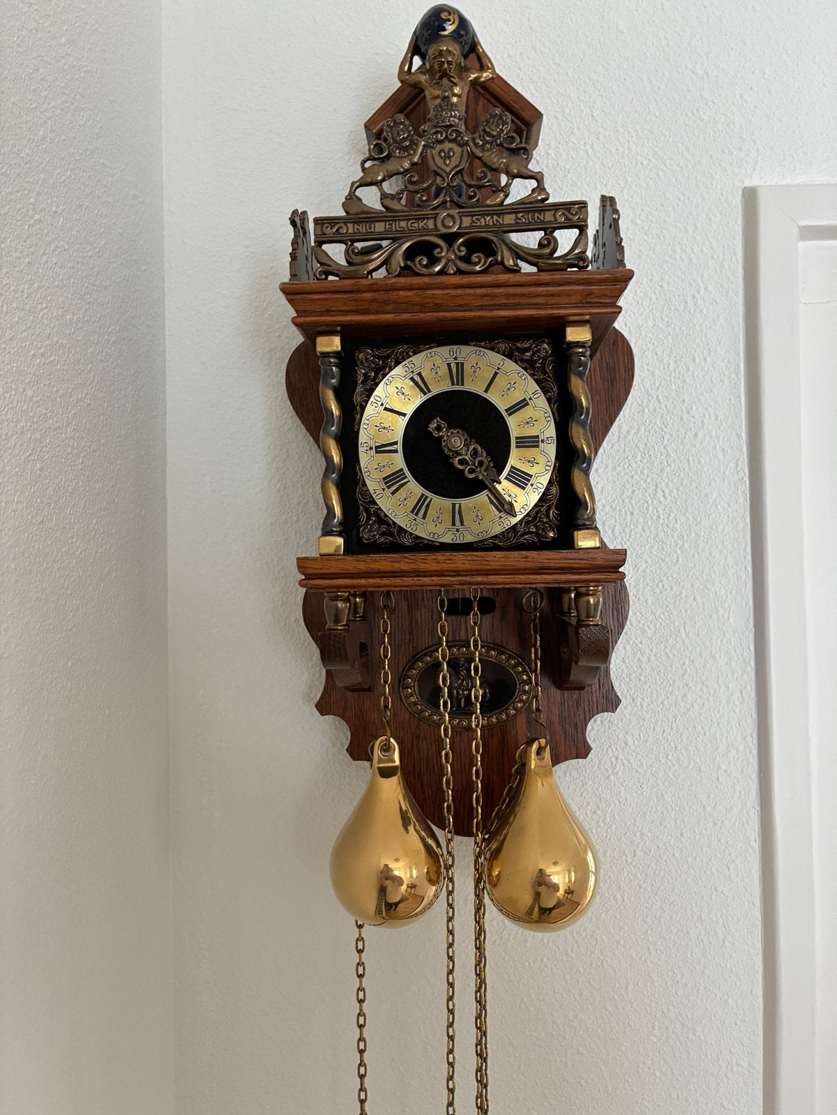 Zaanse type wandklok met gewichten, Ophalen
