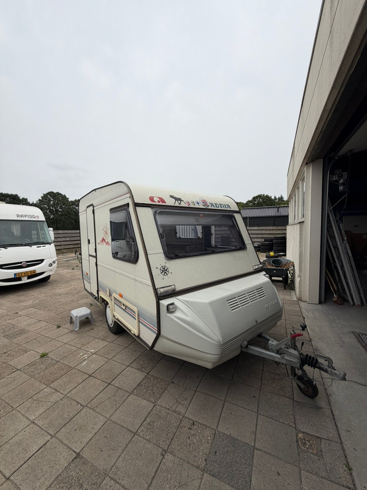 Adria 330 lichtgewicht, Caravans en Kamperen, Caravans, Schokbreker, Bedrijf, Treinzit, Dwarsbed