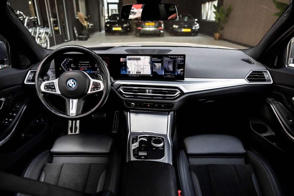 BMW 3 Serie Touring 330e xDrive M Sport | HuD | Pano | Memor, 4 cilinders, Plug-in hybride, Hybride Elektrisch/Benzine, 3-Serie