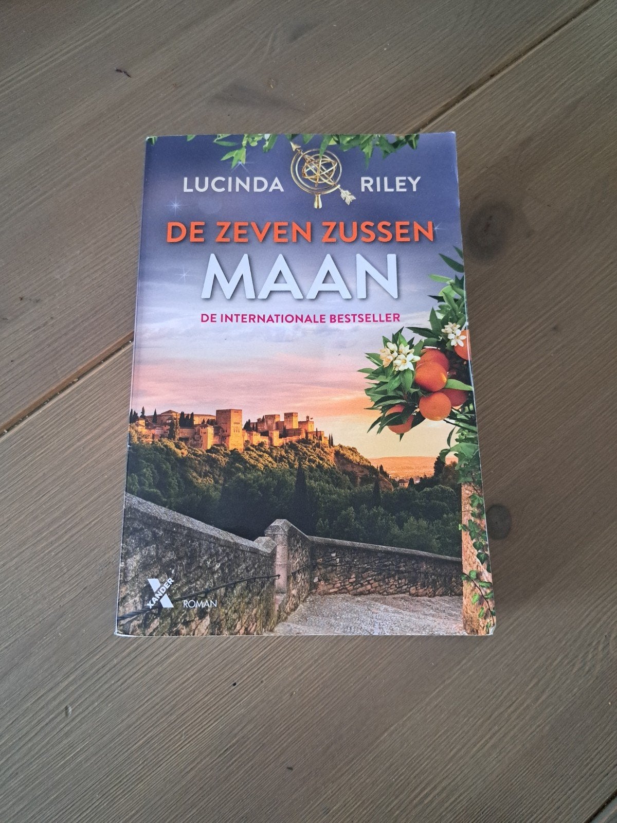 De Zeven Zussen: Maan - Lucinda Riley, Ophalen, Zo goed als nieuw, Lucinda Riley, Nederland