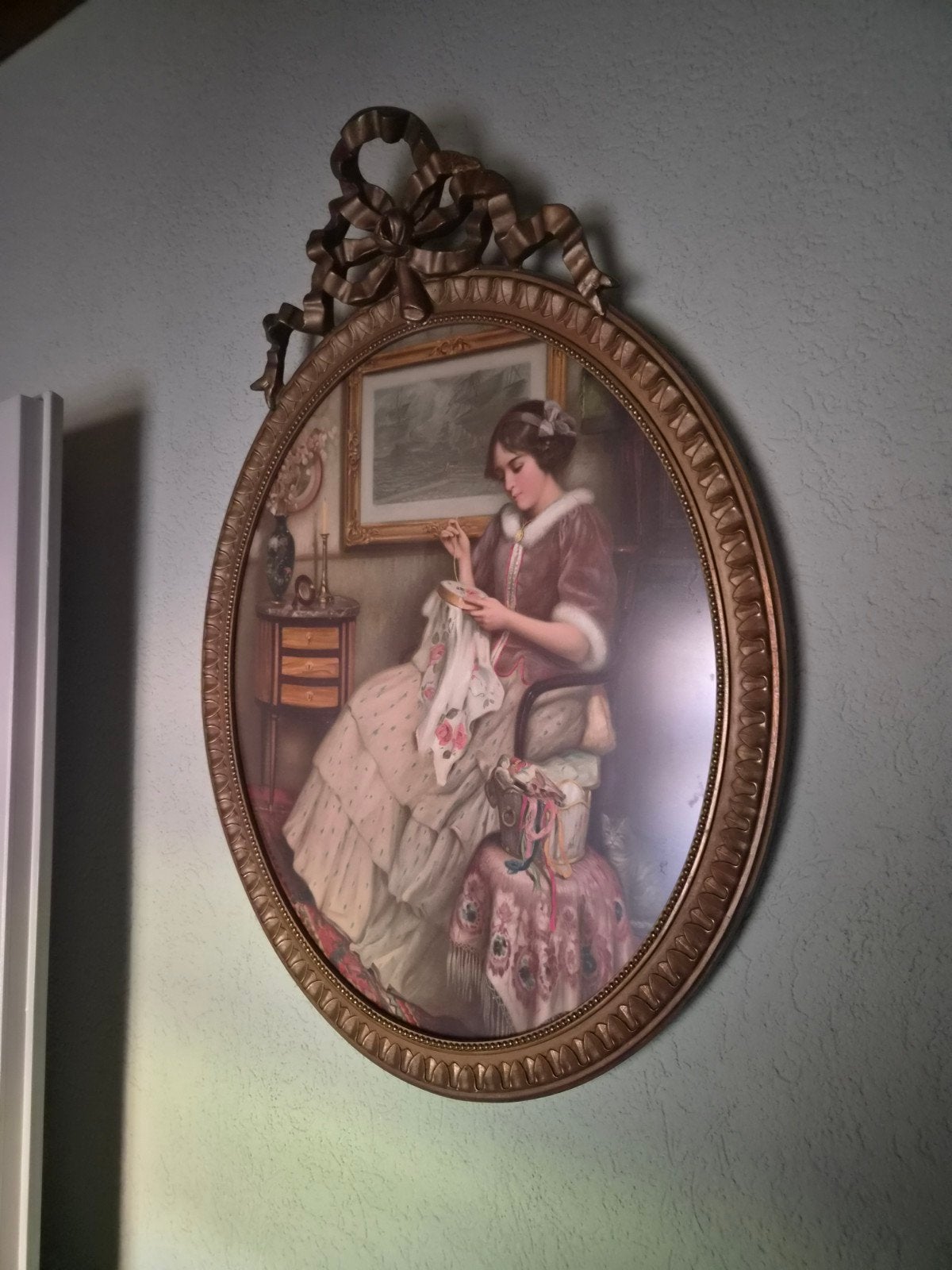 Ovaal schilderij: Dame borduurt in klassieke setting, Antiek en Kunst, Ophalen of Verzenden