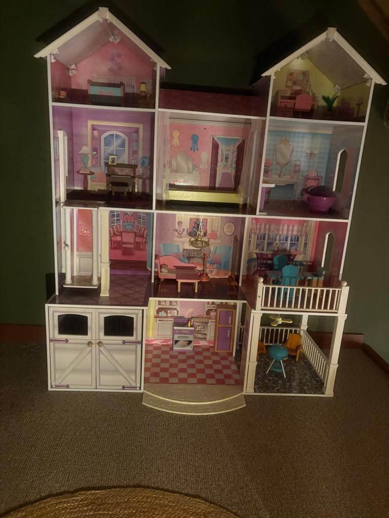 Groot houten Barbiehuis met 11 kamers - 135x112x40 cm, Kinderen en Baby's, Speelgoed | Poppenhuizen, Ophalen of Verzenden, Gebruikt