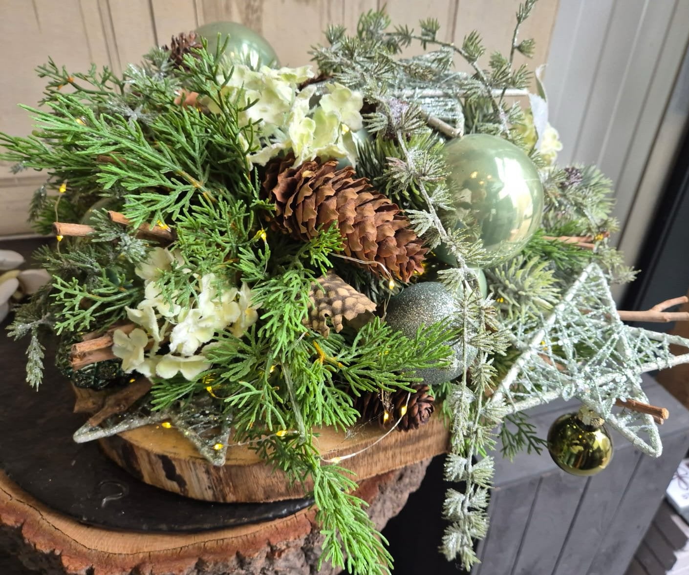 Door stylist gemaakt Kerststuk van kunstgroen + verlichting., Diversen, Ophalen of Verzenden, Zo goed als nieuw