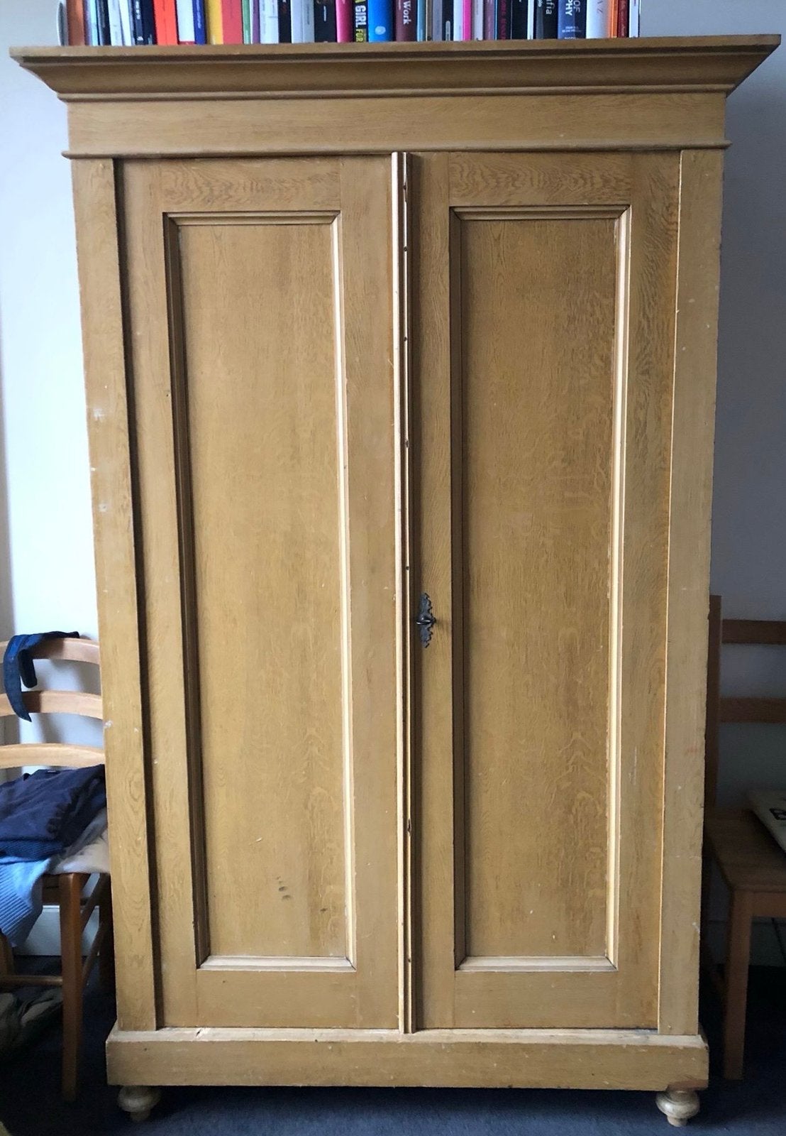 Eikenhouten kast, Ophalen
