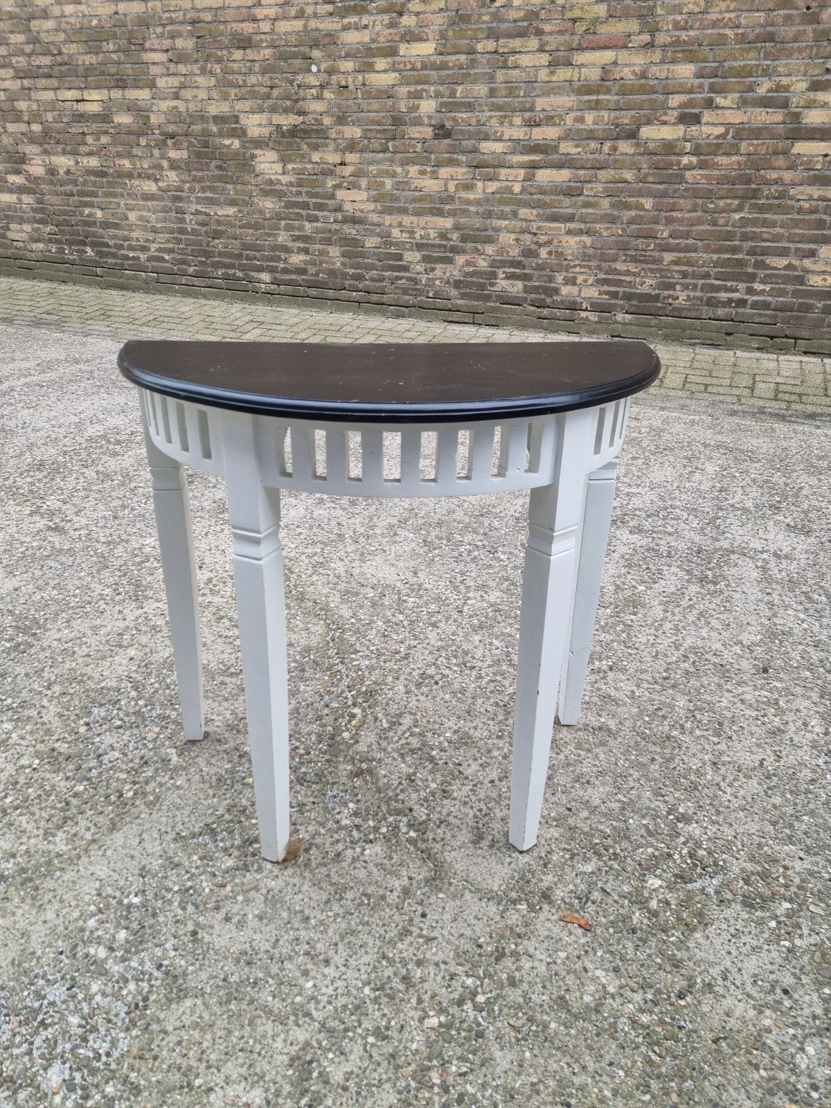 Halfronde bijzettafel / sidetable - wit met zwart blad, Huis en Inrichting, Ophalen, Klassiek, modern, Gebruikt, 50 tot 100 cm