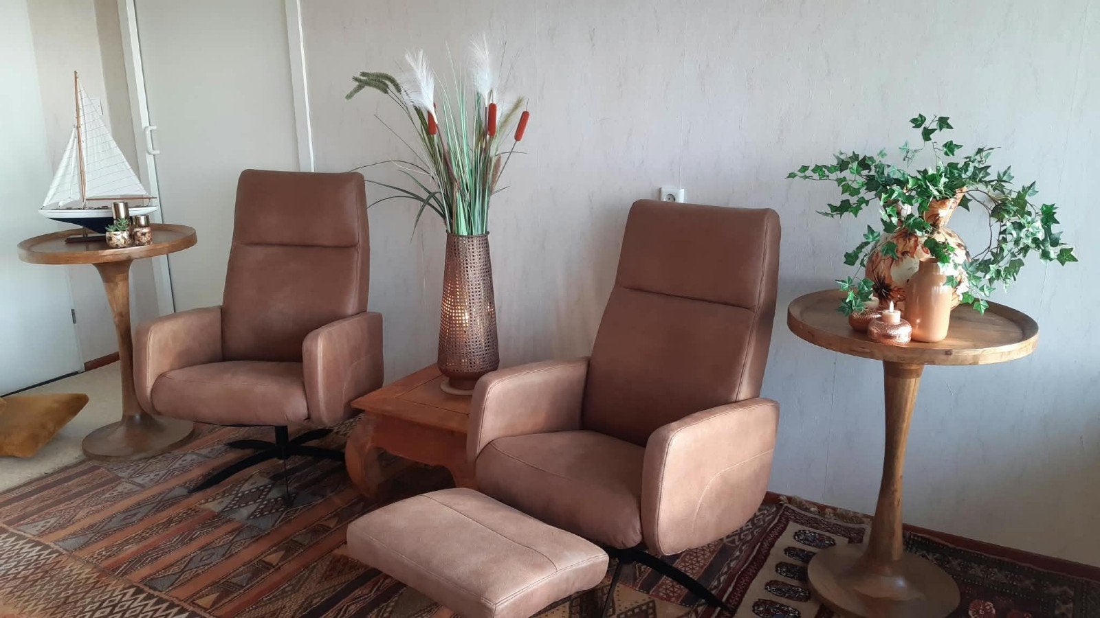 2x bijna nieuwe microleder relaxfauteuils en hocker Dania, Huis en Inrichting, Ophalen, Zo goed als nieuw, 75 tot 100 cm
