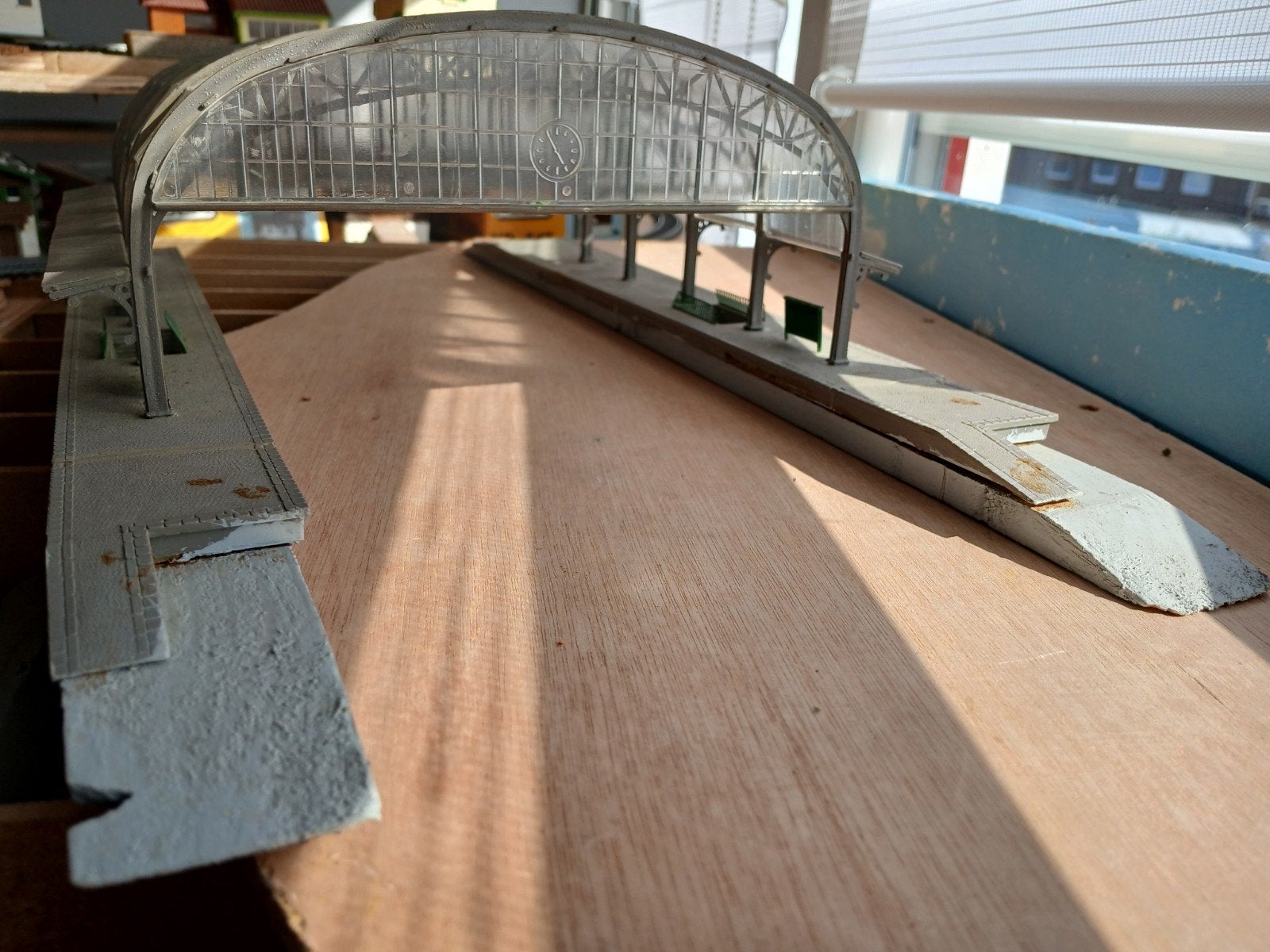 Mooie overdekte spoorbaan voor 3 treinen HO, Hobby en Vrije tijd, Modeltreinen | H0, Ophalen of Verzenden
