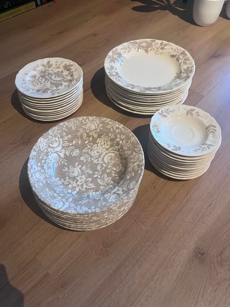 Claytan Borden/Servies Set - Elegant Bloemmotief, Huis en Inrichting, Keuken | Servies, Ophalen, Gebruikt, Keramiek, Bord(en)